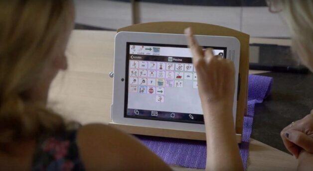 Fille pointant du doigt l’iPad avec Proloquo2Go